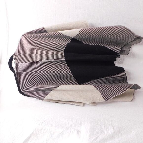 MYSTREE One Size Fits All B&W Color Block Sweater Cape NEW - Picture 3 of 3